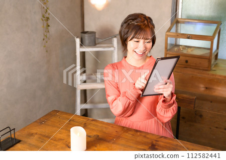 一位女士在咖啡館選擇菜單 一位女士在咖啡館選擇菜單 112582441