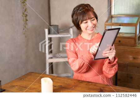 A woman choosing a menu at a cafe 112582446