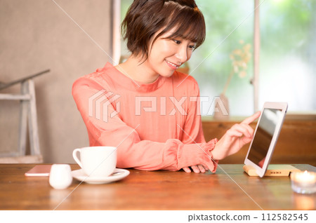 A woman choosing a menu at a cafe 112582545
