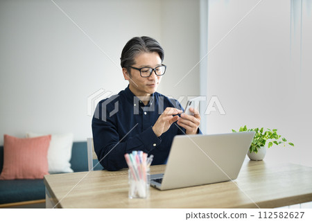 中年男子在客廳進行遠距辦公 112582627