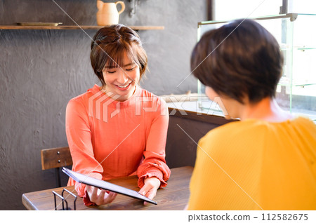 兩個女人在咖啡館選擇菜單 112582675