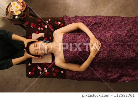 Woman receiving a massage from an esthetician 112582761