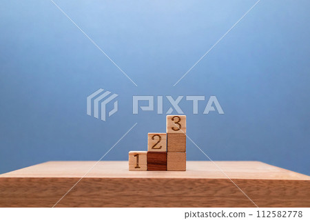 深藍色背景上三個編號步驟的前視圖 112582778