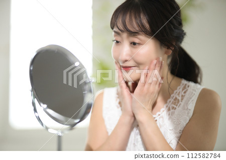 40多歲女性護膚美容形象 40多歲女性護膚美容形象 112582784
