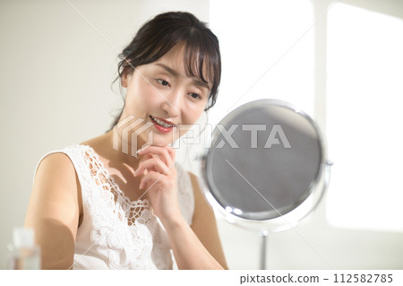40多歲女性護膚美容形象 40多歲女性護膚美容形象 112582785