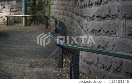 下樓梯時安裝扶手 112583146