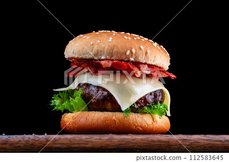 培根蛋起司漢堡黑色背景 112583645