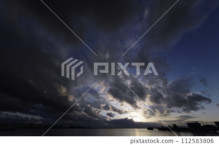 傍晚的天空，各種雲彩和港口/春天/超廣角/天基/240309pm 112583806