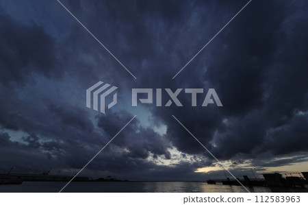 傍晚的天空，各種雲彩和港口/春天/超廣角/天基/240309pm 112583963