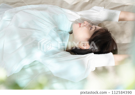 一個女人在陽光下打盹 一個女人在陽光下打盹 112584390