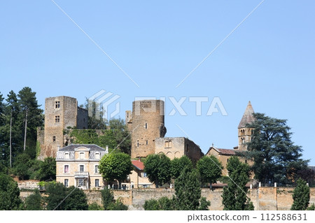 View of the village Chatillon d'Azergues in Beaujolais, France 112588631