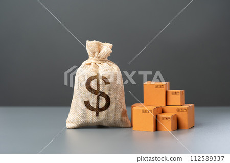 Boxes with goods and dollar money bag. Trade and shipping. Import and export. Taxes. Revenues to the budget. Production of products. Economics and finance. Industry and technology. 112589337