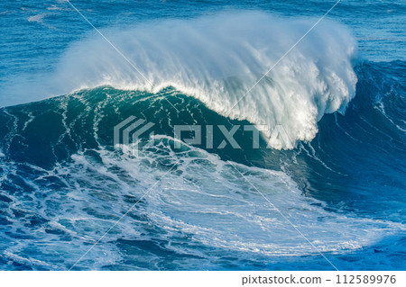 Wave breaking in Nazare 112589976