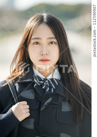 專注地展望未來的女高中生 112590987