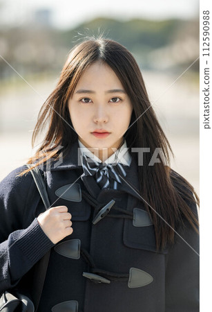 專注地展望未來的女高中生 112590988