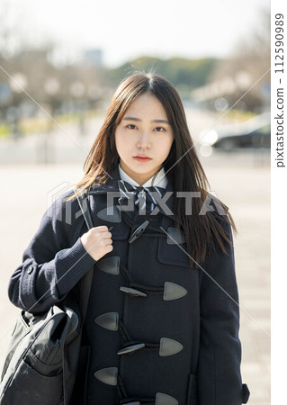 專注地展望未來的女高中生 專注地展望未來的女高中生 112590989