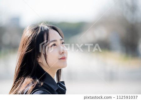 展望未來的女高中生 112591037