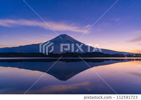 (Shizuoka Prefecture) Mt. Fuji seen from Lake Tanuki before dawn (Shizuoka Prefecture) Mt. Fuji seen from Lake Tanuki before dawn 112591723