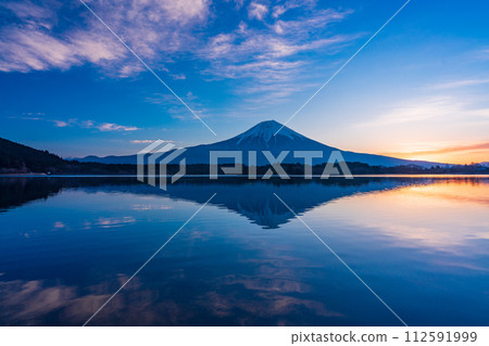 (Shizuoka Prefecture) Mt. Fuji seen from Lake Tanuki at dawn 112591999