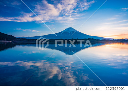 (Shizuoka Prefecture) Mt. Fuji seen from Lake Tanuki at dawn 112592001