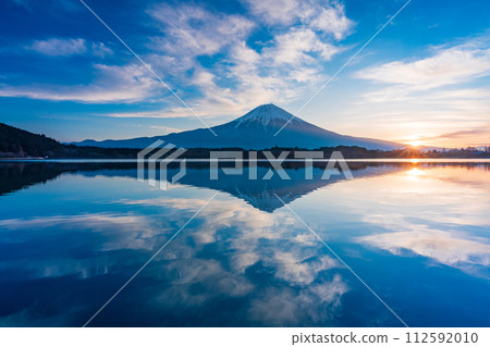 (Shizuoka Prefecture) Mt. Fuji seen from Lake Tanuki at dawn 112592010