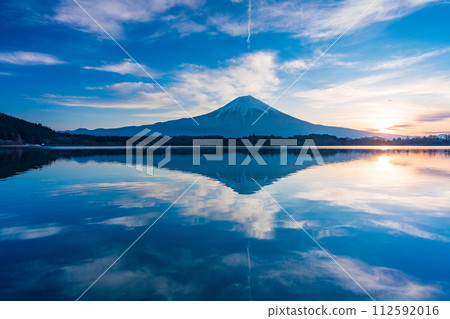 (靜岡縣)黎明時從狸湖看到的富士山 (靜岡縣)黎明時從狸湖看到的富士山 112592016