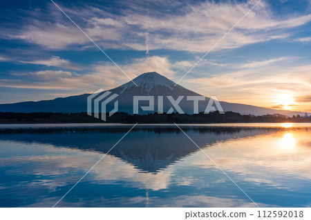 (靜岡縣)黎明時從狸湖看到的富士山 (靜岡縣)黎明時從狸湖看到的富士山 112592018