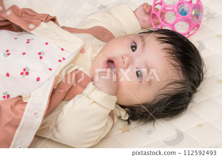 【寶寶吸吮拇指和玩具】 112592493