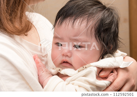 [Holding a baby] 112592501