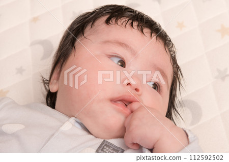[Baby thumb sucking] 112592502