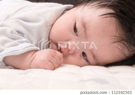 [Baby sucking thumb, lie face down] 112592503