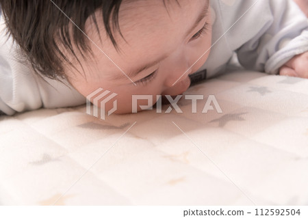 [Baby lie face down] 112592504