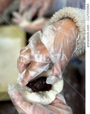 Making dumplings 112593068