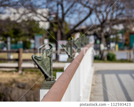 The handrail of the Harp Bridge, a pedestrian bridge spanning the Ayase River (Soka City, Saitama Prefecture) 112593423