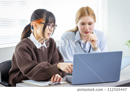 在辦公桌前工作的女商人 112593447