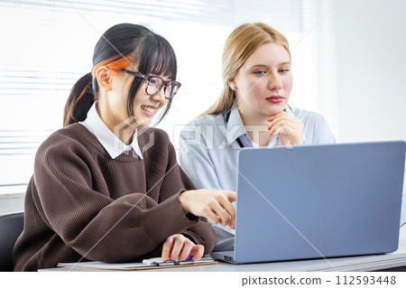 在辦公桌前工作的女商人 在辦公桌前工作的女商人 112593448