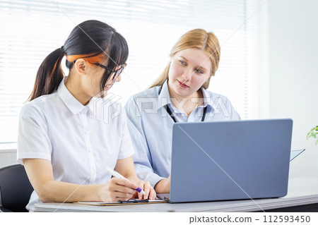在辦公桌前工作的女商人 在辦公桌前工作的女商人 112593450