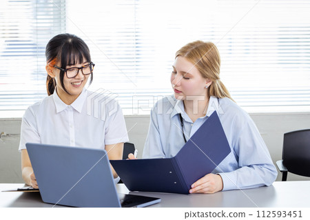 在辦公桌前工作的女商人 在辦公桌前工作的女商人 112593451