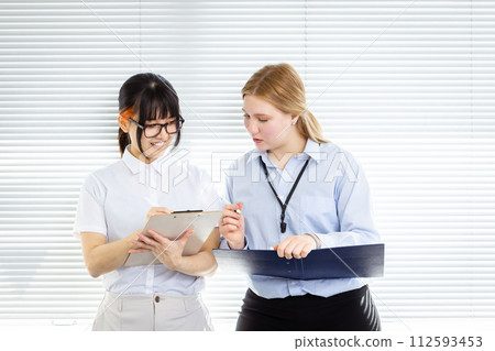 在辦公桌前工作的女商人 在辦公桌前工作的女商人 112593453
