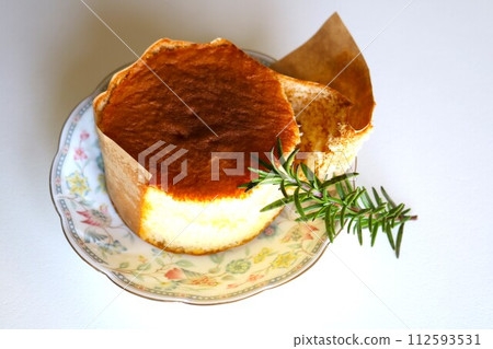 Delicious chiffon cake with rosemary leaves 112593531