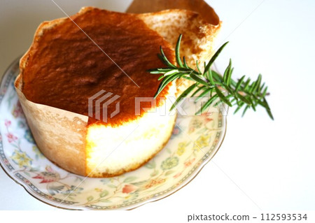 Delicious chiffon cake with rosemary leaves 112593534