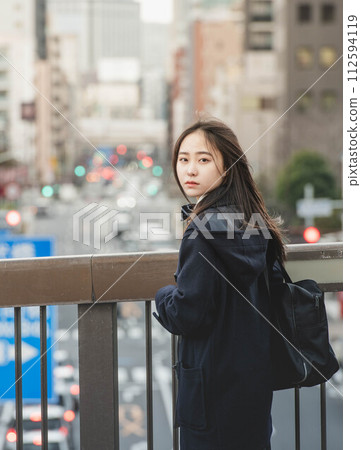 高中女生離開學校和夜間城市景觀 高中女生離開學校和夜間城市景觀 112594119