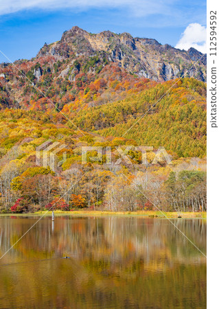 秋天的長野,紅葉盛開的戶隱和鏡池 秋天的長野,紅葉盛開的戶隱和鏡池 112594592