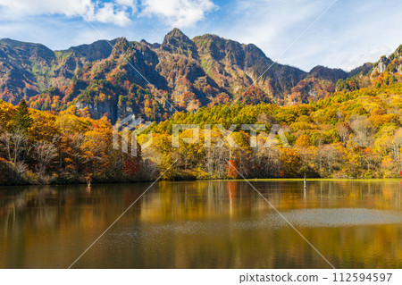 秋天的長野,紅葉盛開的戶隱和鏡池 秋天的長野,紅葉盛開的戶隱和鏡池 112594597
