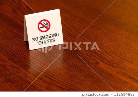桌子上禁止吸煙標誌 112594652