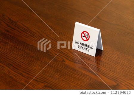 木桌上放置的禁煙標誌 112594653