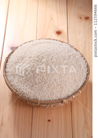 Rice in a colander 112594666
