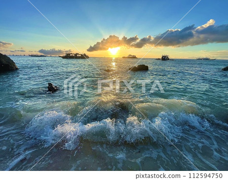從海灘的日落 112594750
