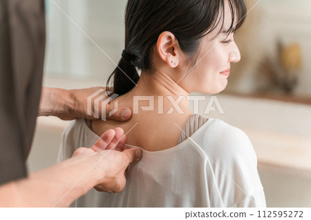 A chiropractic, chiropractic, osteopathic, and massage salon that treats the spine and spine. 112595272