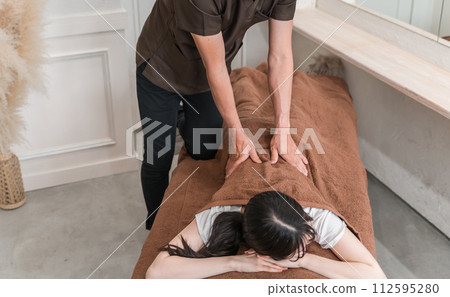 到脊椎按摩診所、整骨診所和按摩診所就診的女性和脊椎按摩師/治療師 112595280